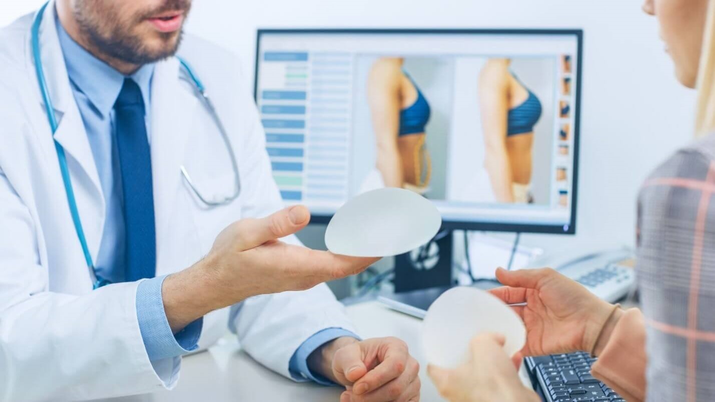 Doctor consulting woman about